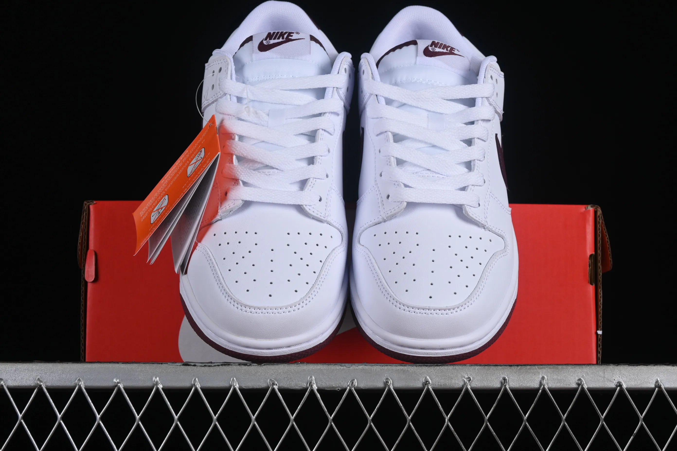 All categories Nk SB Dunk series Nk SB Dunk Low low-top sneakers Nk SB Dunk Low white and red color low-top casual sports skateboard shoes DV0831-102